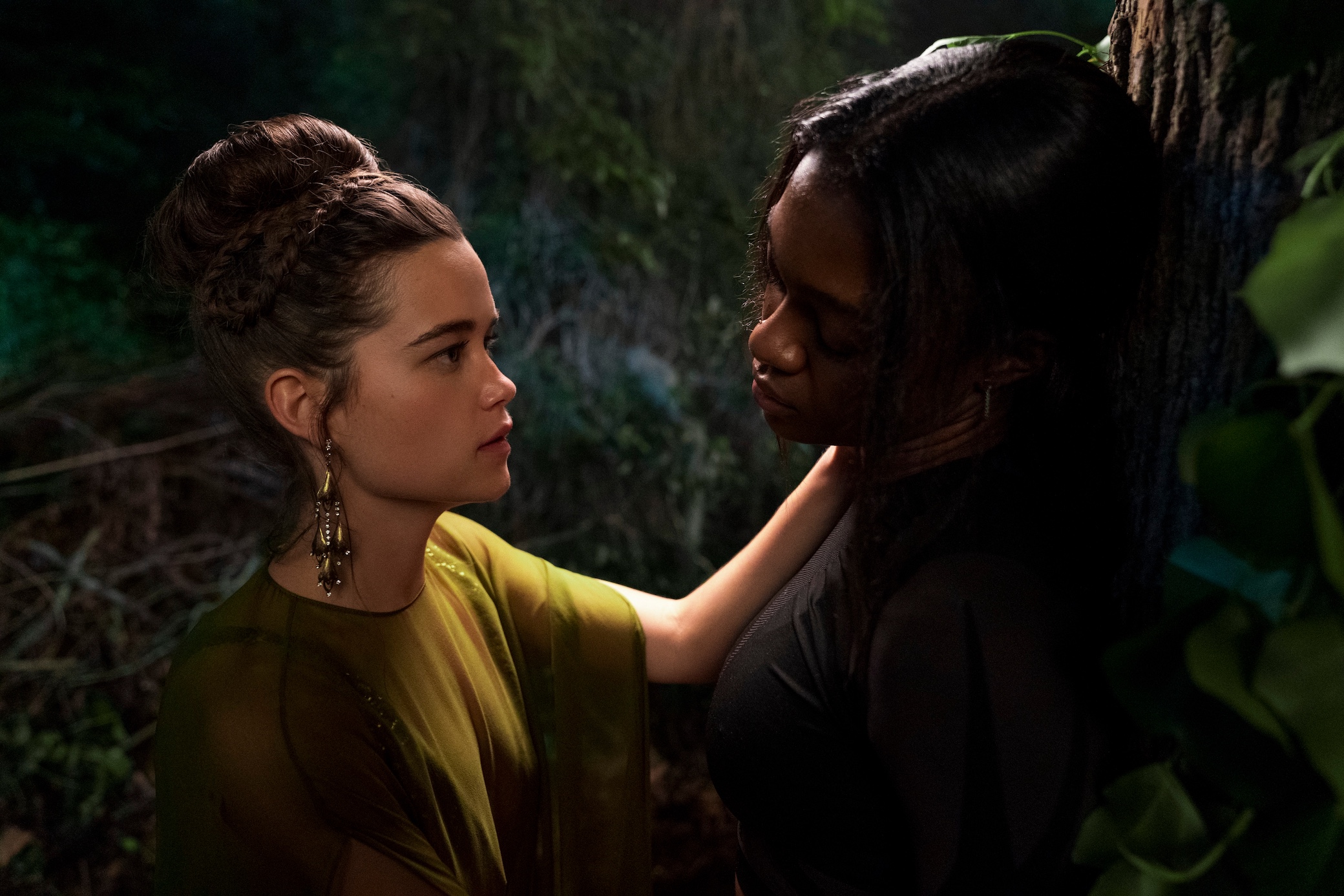 Sarah Catherine Hook as Juliette, Imani Lewis as Calliope in episode 103 of First Kill.