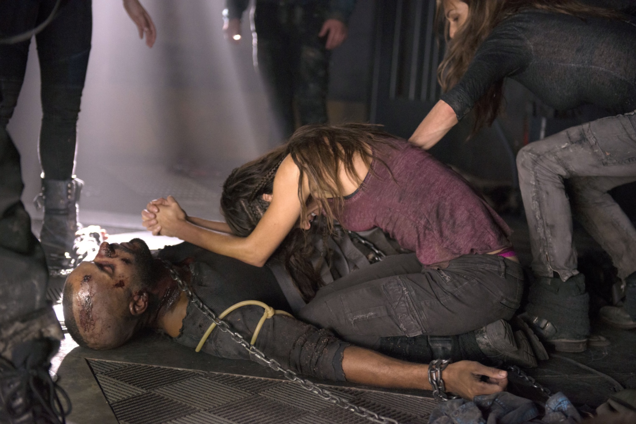 Ricky Whittle, Marie Avgeropoulos as Lincoln and Octavia in 'The 100' Season 2