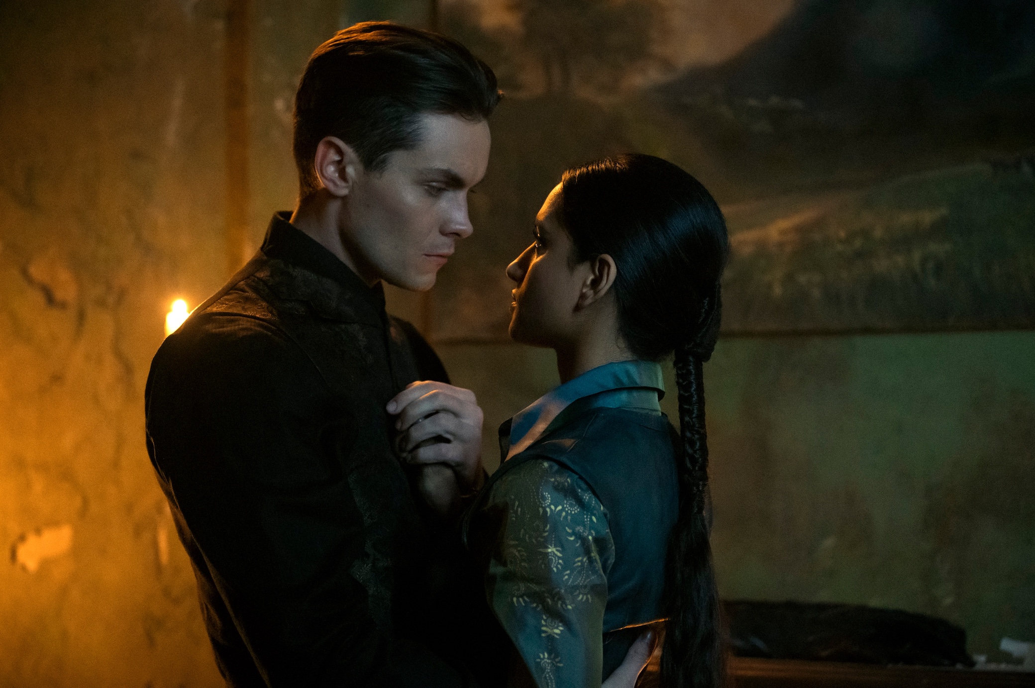Freddy Carter as Kaz Brekker, Amita Suman as Inej Ghafa in episode 206 of Shadow and Bone