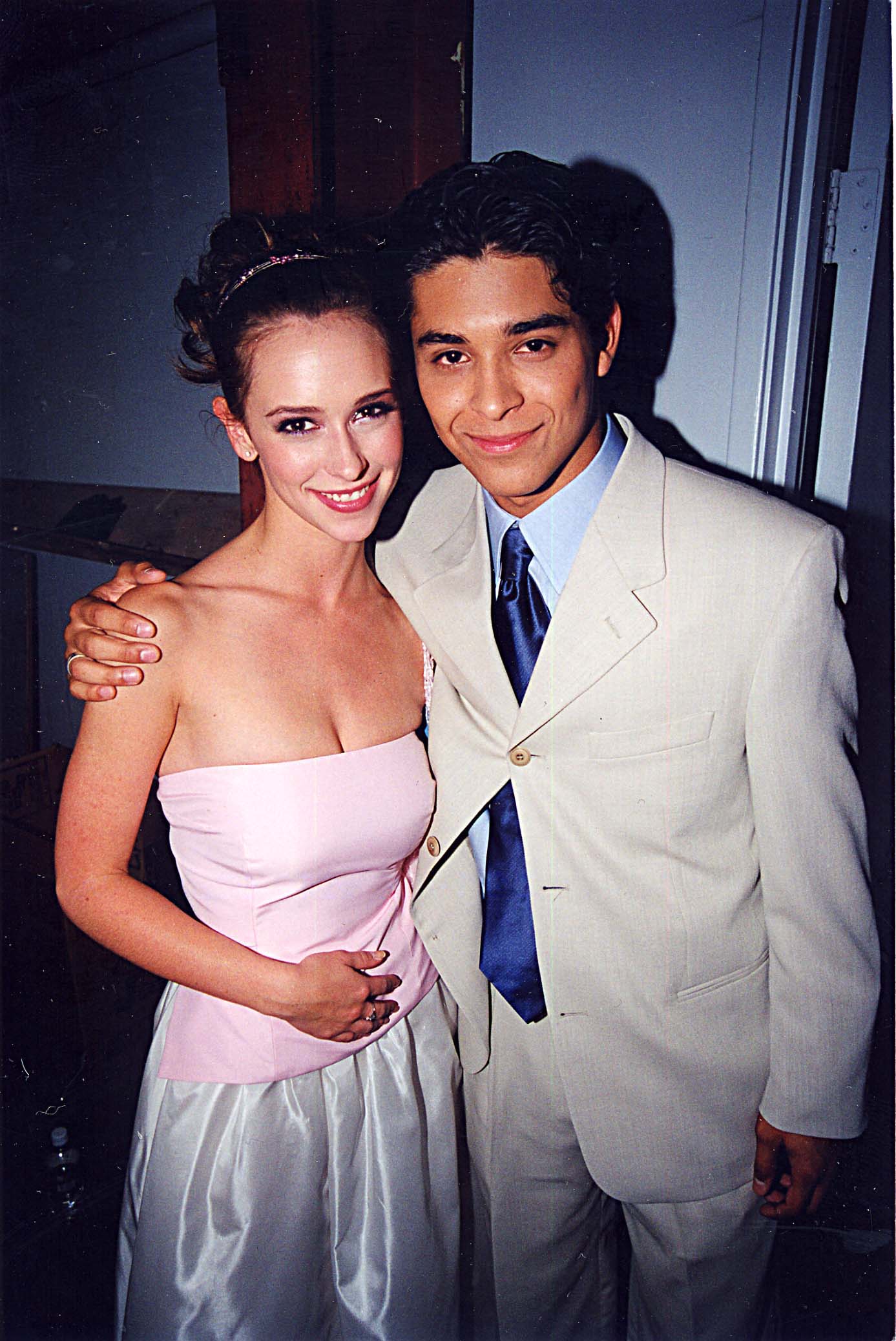 Jennifer Love Hewitt & Wilmer Valderrama at the 1999 Teen Choice Awards in Los Angeles.