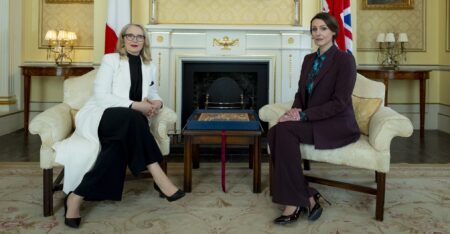 The Hostage. (L to R) Julie Delpy as Vivienne, Suranne Jones as Abigail in Episode 1 of The Hostage. Cr. Des Willie/Netflix © 2025