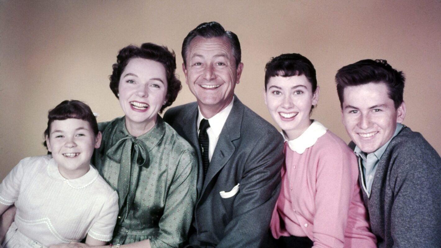 FATHER KNOWS BEST, from left, Lauren Chapin, Jane Wyatt, Robert Young, Elinor Donahue, Billy Gray, 1955-62