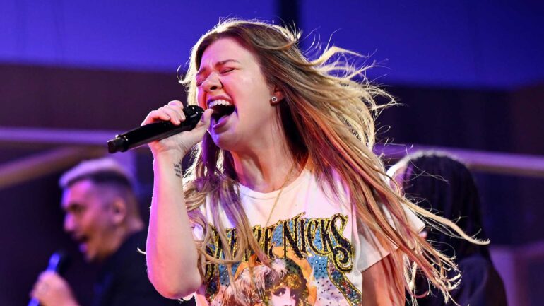 Kelly Clarkson kicks off new Las Vegas residency 