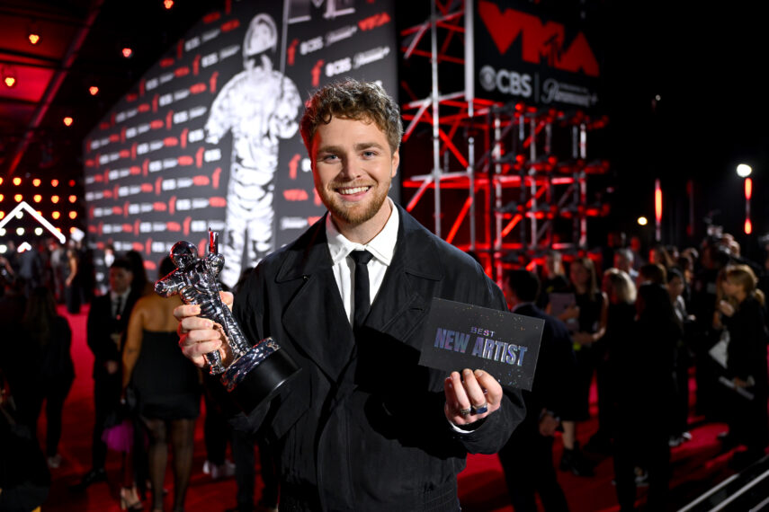 ELMONT, NEW YORK - SEPTEMBER 07: Alex Warren attends the 2025 MTV Video Music Awards at UBS Arena on September 07, 2025 in Elmont, New York. (Photo by Roy Rochlin/Getty Images for MTV)