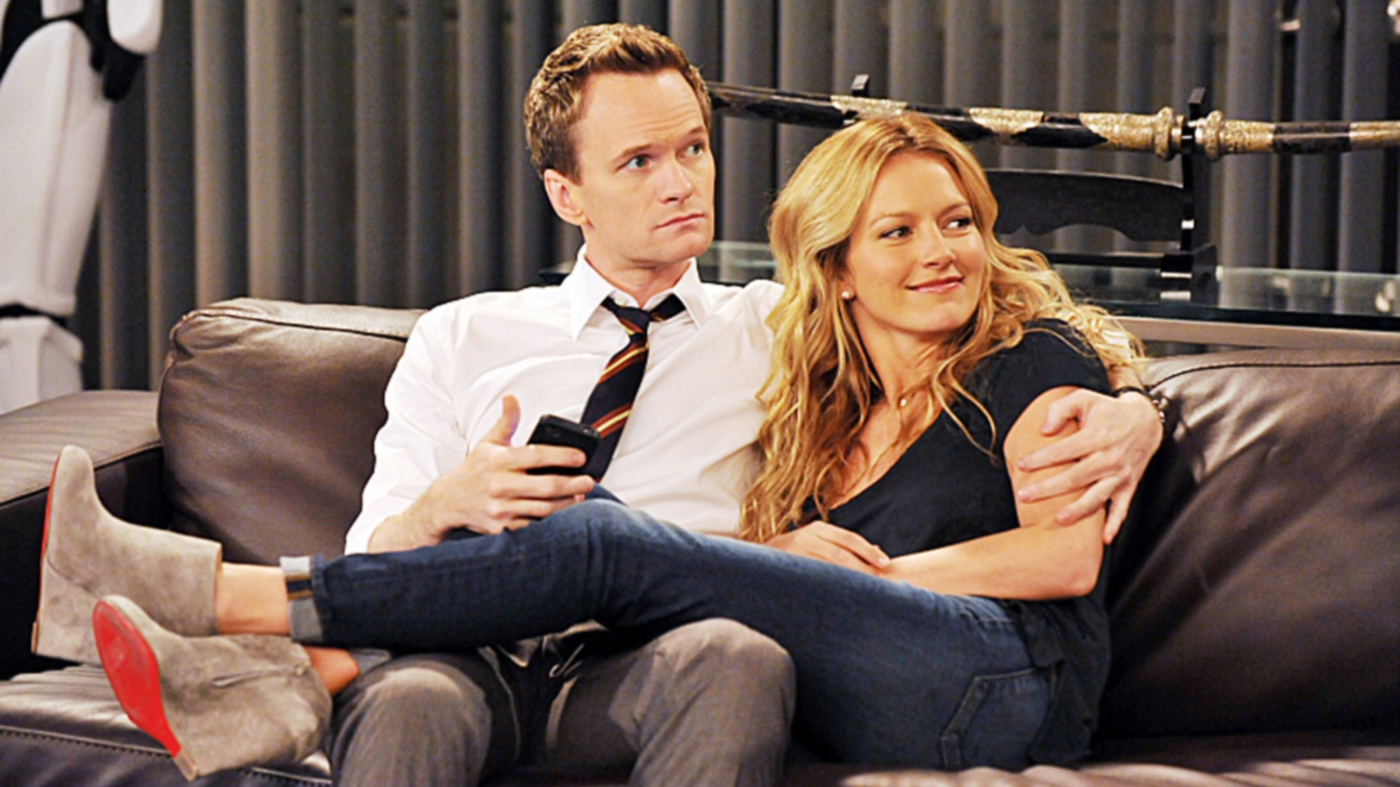 Neil Patrick Harris and Becki Newton as Barney and Quinn on How I Met Your Mother
