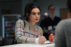 DYING FOR SEX, Jenny Slate, ‘Topping is a Sacred Skill', (Season 1 ep. 104, aired April 4, 2025). photo: Sarah Shatz / ©FX on Hulu / Courtesy Everett Collection