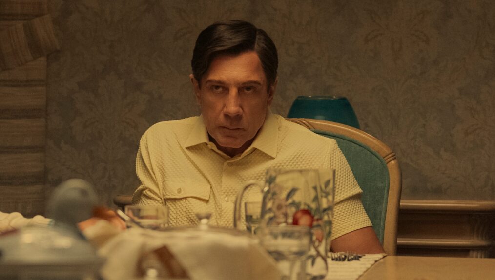 Monsters: The Lyle And Erik Menendez Story. (L to R) Nicholas Chavez as Lyle Menendez, Javier Bardem as Jose Menendez, Cooper Koch as Erik Menendez in episode 201 of Monsters: The Lyle And Erik Menendez Story. Cr. Miles Crist/Netflix © 2024