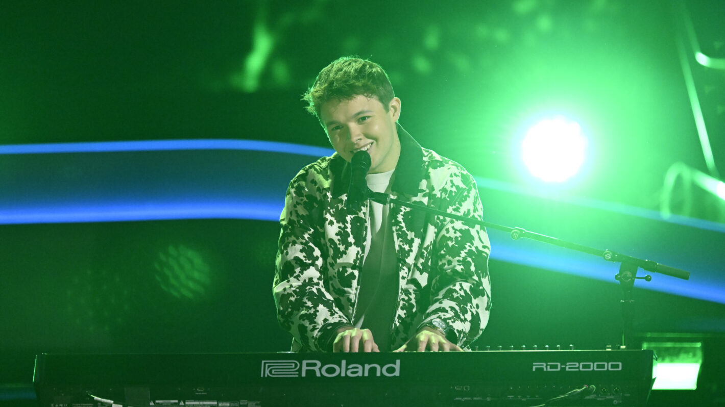 The Voice' Sneak Peek: Max Cooper III Earns Four Chair Turn, Surprise Coach  Duet (Exclusive)