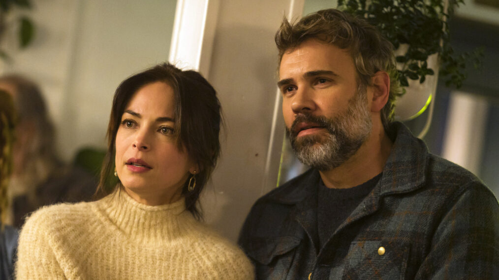 MURDER IN A SMALL TOWN: L-R: Kristin Kreuk and Rossif Sutherland in the “Acts of Murder” Season Two premiere episode of MURDER IN A SMALL TOWN airing Tuesday, Sept. 23 (8:00-9:00PM ET/PT) on FOX. ©2025 Fox Media LLC. CR: Kailey Schwerman/ FOX.
