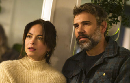 MURDER IN A SMALL TOWN: L-R: Kristin Kreuk and Rossif Sutherland in the “Acts of Murder” Season Two premiere episode of MURDER IN A SMALL TOWN airing Tuesday, Sept. 23 (8:00-9:00PM ET/PT) on FOX. ©2025 Fox Media LLC. CR: Kailey Schwerman/ FOX.