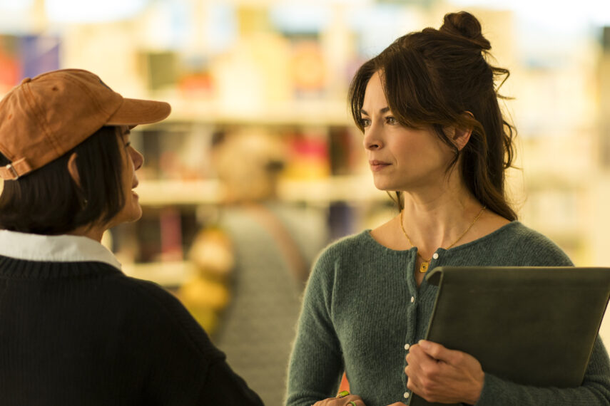 MURDER IN A SMALL TOWN: L-R: Marcia Gay Harden and Kristin Kreuk in the “Acts of Murder” Season Two premiere episode of MURDER IN A SMALL TOWN airing Tuesday, Sept. 23 (8:00-9:00PM ET/PT) on FOX. ©2025 Fox Media LLC. CR: Kailey Schwerman/ FOX.