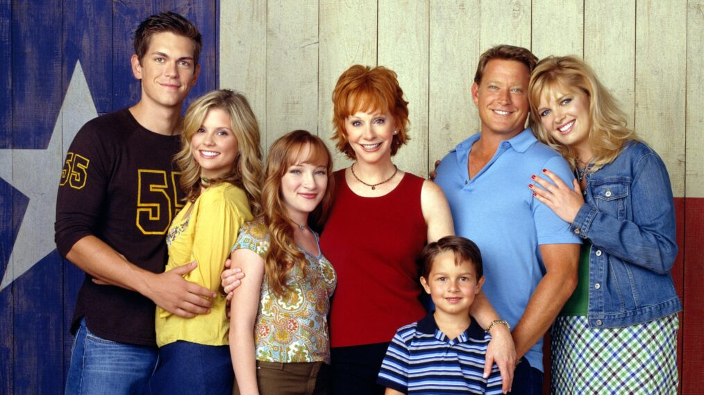 Steve Howey, Joanna Garcia, Scarlett Pomers, Reba McEntire, Mitch Holleman, Christopher Rich, Melissa Peterman, 'Reba' Season 2.