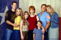 Steve Howey, Joanna Garcia, Scarlett Pomers, Reba McEntire, Mitch Holleman, Christopher Rich, Melissa Peterman, 'Reba' Season 2.