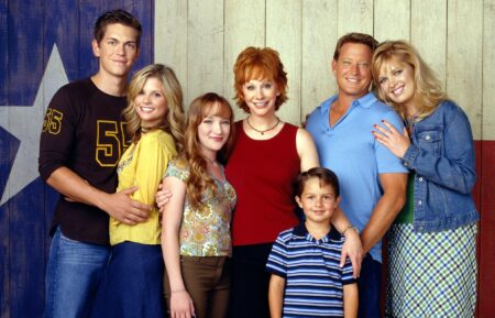 Steve Howey, Joanna Garcia, Scarlett Pomers, Reba McEntire, Mitch Holleman, Christopher Rich, Melissa Peterman, 'Reba' Season 2.