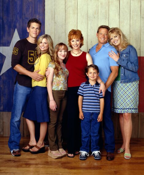 Steve Howey, Joanna Garcia, Scarlett Pomers, Reba McEntire, Mitch Holleman, Christopher Rich, Melissa Peterman, 'Reba' Season 2.