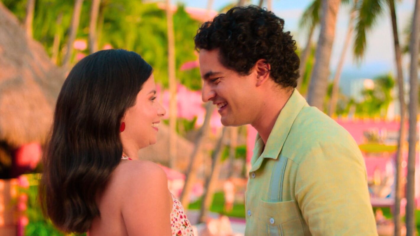 Camila Perez and Enrique Arrizon as Julia and Máximo in 'Acapulco' Season 4 finale