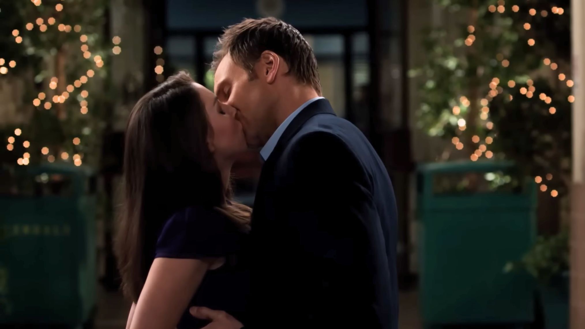 Alison Brie and Joel McHale kiss in 'Community'