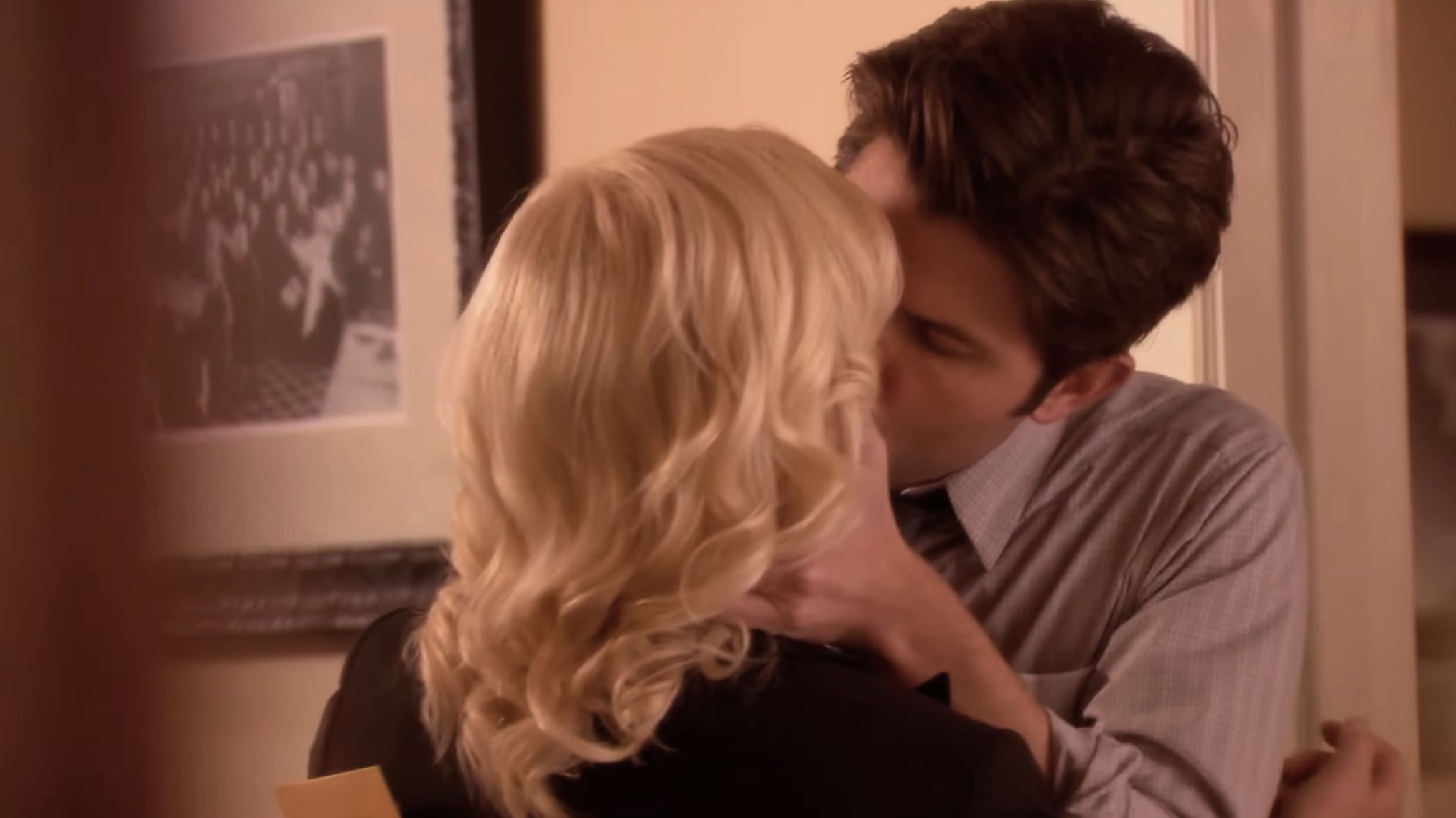 Amy Poehler and Adam Scott kiss in 'Parks and Recreation'