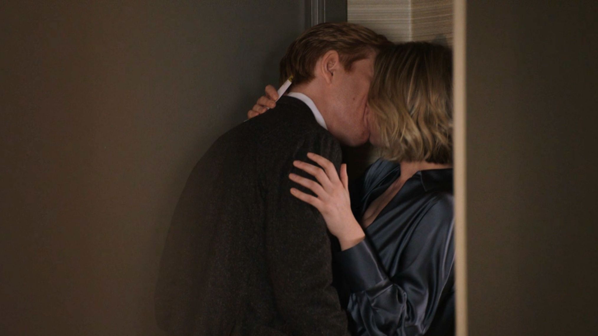 Domhnall Gleeson and Chelsea Frei kiss in 'The Paper'