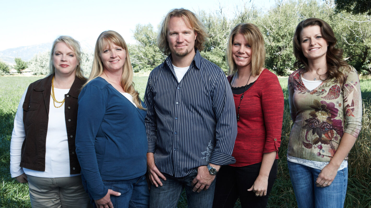 SISTER WIVES, (from left): Janelle Brown, Christine Brown, Kody Brown, Meri Brown, Robyn Brown