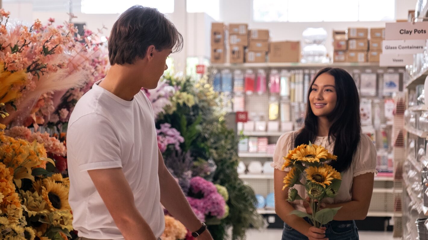 Conrad (Christopher Briney) and Belly (Lola Tung) in THE SUMMER I TURNED PRETTY