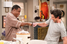 “Welcome to Family Value” – Malcolm’s home renovation takes an unexpected turn when Calvin’s cousin Crutch shows up uninvited to fix his floors. Meanwhile, Dave’s attempts to help around the house and support Grover’s booming T-shirt business lead to more stress than he bargained for, on THE NEIGHBORHOOD, Monday, Nov. 3 (8:00-8:30 PM, ET/PT) on the CBS Television Network, and streaming on Paramount+ (live and on-demand for Paramount+ subscribers, or on-demand for Paramount+ Essential subscribers the day after the episode airs)*. Pictured: Tracy Morgan as Crutch and Max Greenfield as Dave. Photo: Monty Brinton/CBS ©2025 CBS Broadcasting, Inc. All Rights Reserved.