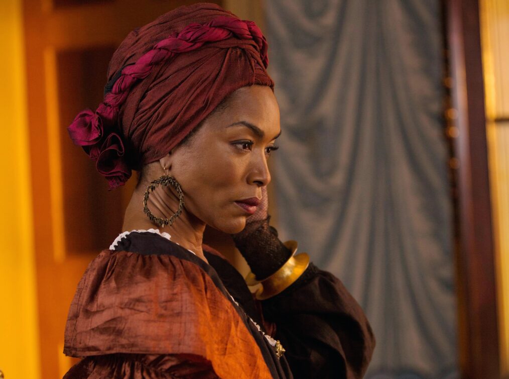 AMERICAN HORROR STORY: COVEN, Angela Bassett as Marie Laveau in 'Bitchcraft' (Season 3, Episode 1, aired October 9, 2013), 2011-, ph: Michele K. Short/©FX Networks/courtesy Everett Collection