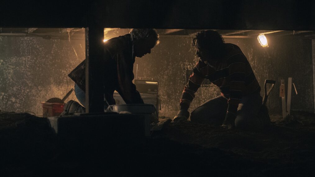 DEVIL IN DISGUISE: JOHN WAYNE GACY -- Episode 103 -- Pictured: (l-r) Ted Dykstra as Det. Allen Fanholm, Gabriel Luna as Rafael Tovar -- (Photo by: Brooke Palmer/PEACOCK)