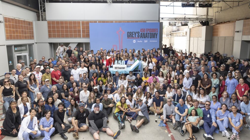 GREY’S ANATOMY – Grey’s Anatomy 450th episode cake-cutting celebration. (Disney/Frank Micelotta) CAST AND CREW OF GREY’S ANATOMY