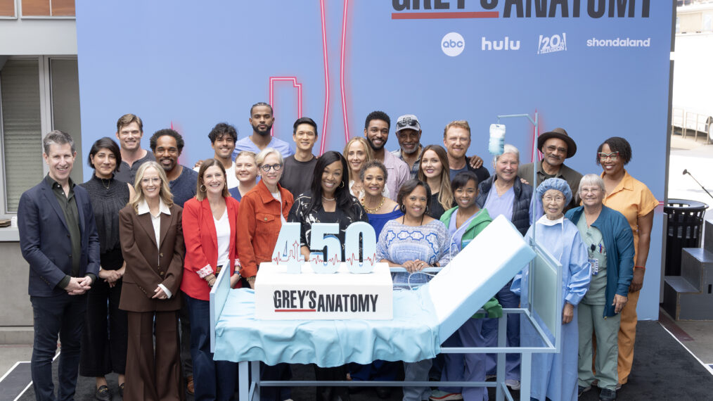 GREY’S ANATOMY – Grey’s Anatomy 450th episode cake-cutting celebration. (Disney/Frank Micelotta) TOP: