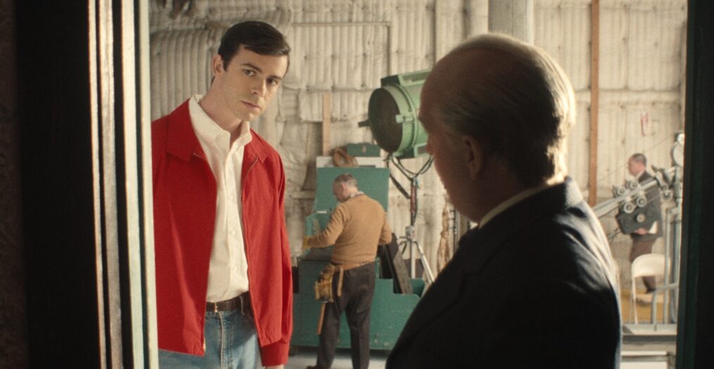 Monster: The Ed Gein Story. (L to R) Joey Pollari as Anthony Perkins, Tom Hollander as Alfred Hitchcock in episode 302 of Monster: The Ed Gein Story. Cr. Courtesy Of Netflix © 2025