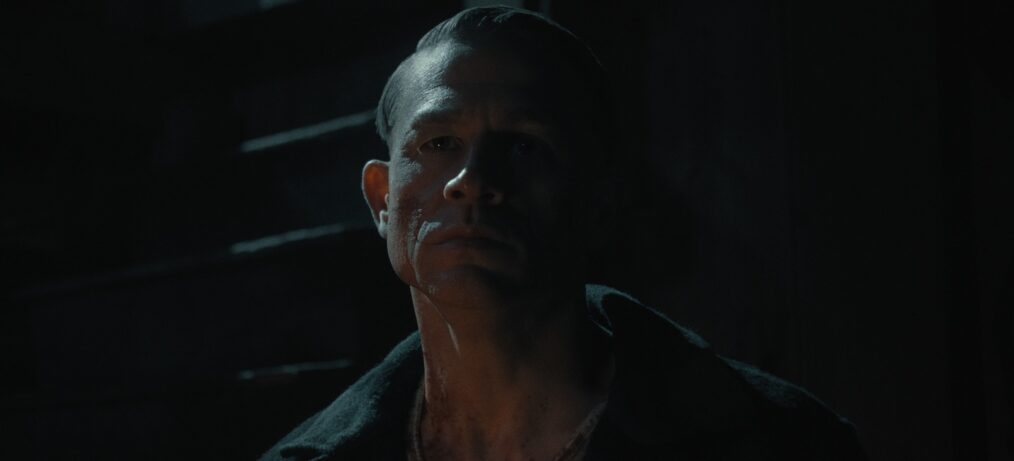 Monster: The Ed Gein Story. Charlie Hunnam as Ed Gein in episode 304 of Monster: The Ed Gein Story. Cr. Courtesy Of Netflix © 2025