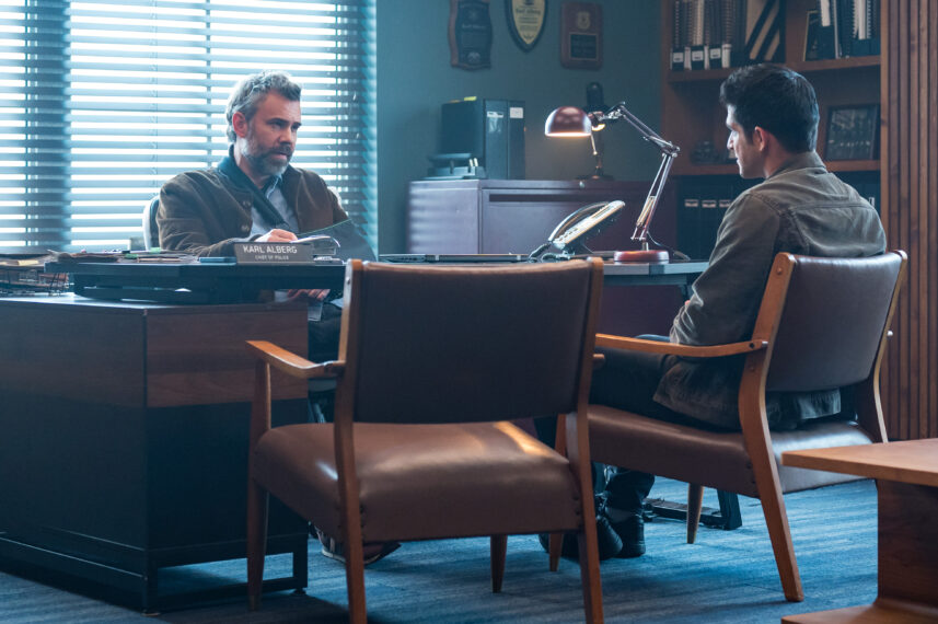 MURDER IN A SMALL TOWN: L-R: Rossif Sutherland and Tyler Posey in the “Strangers Among Us” episode of MURDER IN A SMALL TOWN airing Tuesday, Oct. 21 (8:00-9:00PM ET/PT) on FOX. ©2025 Fox Media LLC. CR: Kailey Schwerman/ FOX.