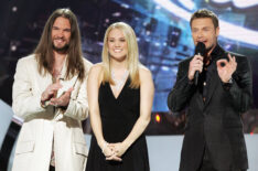 Finalists Bo Bice (L) and Carrie Underwood appear onstage with host Ryan Seacrest at the 'American Idol' final performance show
