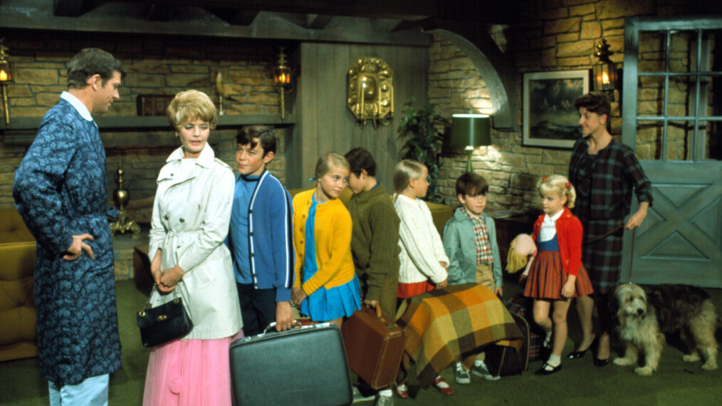 THE BRADY BUNCH, (l to r): Robert Reed, Florence Henderson, Barry Williams, Maureen McCormick, Christopher Knight, Eve Plumb, Mike Lookinland, Susan Olsen, Ann B. Davis, & Tiger the Dog, 'The Honeymoon', (Season 1, aired Sept. 26, 1969), 1969-1974
