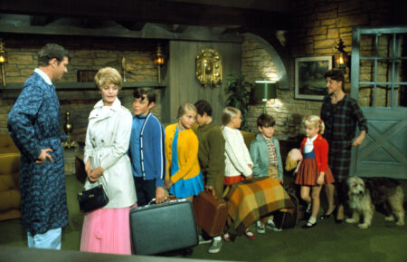 THE BRADY BUNCH, (l to r): Robert Reed, Florence Henderson, Barry Williams, Maureen McCormick, Christopher Knight, Eve Plumb, Mike Lookinland, Susan Olsen, Ann B. Davis, & Tiger the Dog, 'The Honeymoon', (Season 1, aired Sept. 26, 1969), 1969-1974