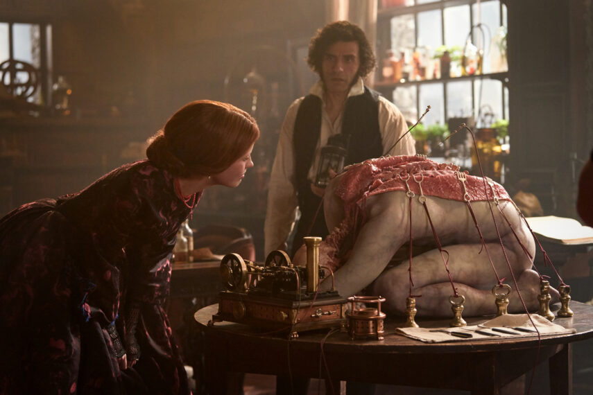 Mia Goth as Elizabeth and Oscar Isaac as Victor Frankenstein in 'Frankenstein'