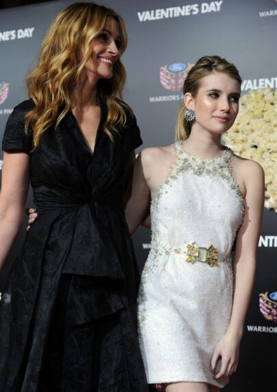 Actresses Julia Roberts (L) and Emma Roberts arrive at the premiere of New Line Cinema's "Valentine's Day"