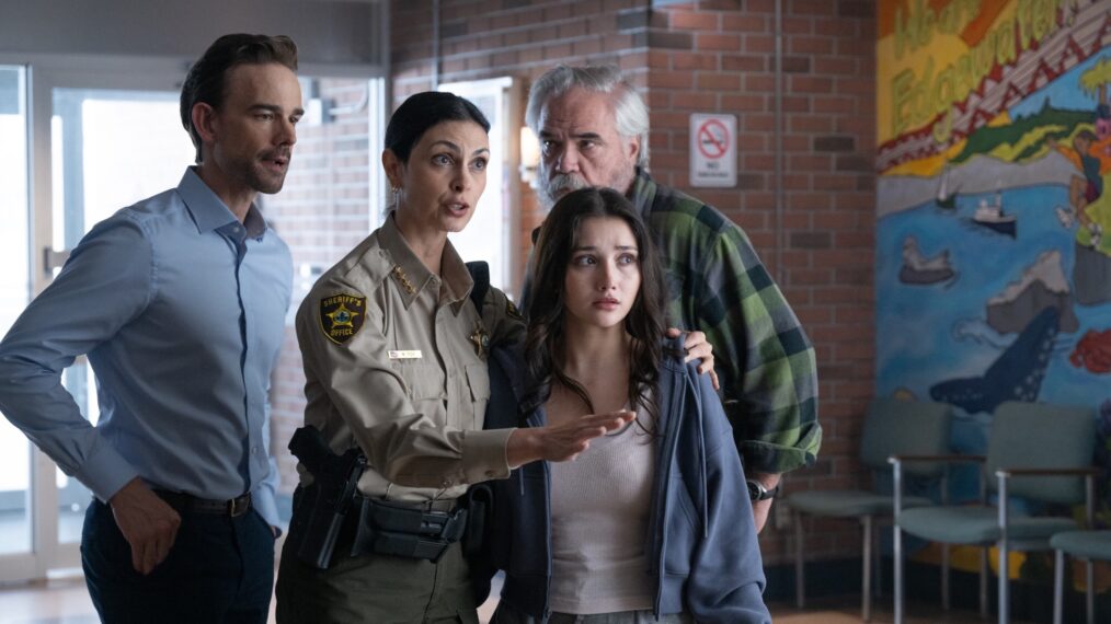 Christopher Gorham as Travis Fraley, Morena Baccarin as Sheriff Mickey Fox, Amanda Acuri as Skye Fraley and W. Earl Brown as Wes Fox — 'Sheriff Country' Season 1 Episode 2 'Firewall'