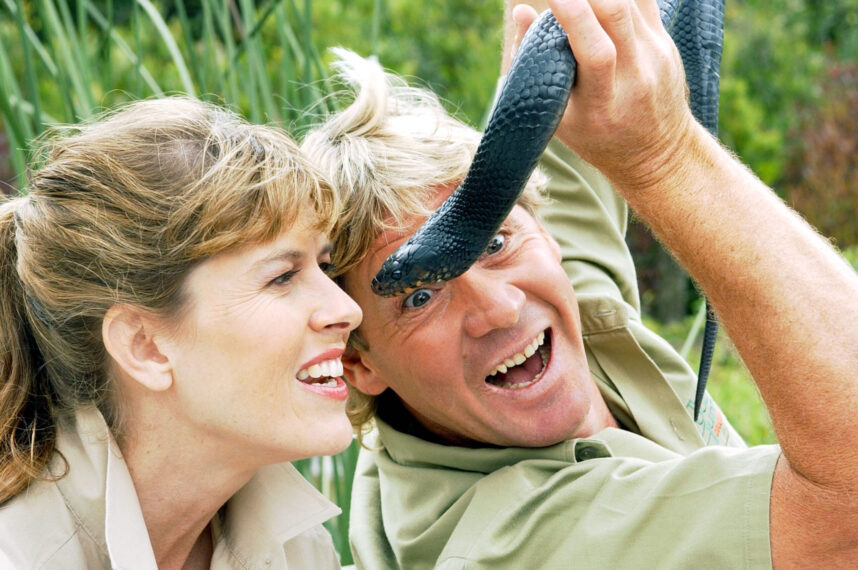 "The Crocodile Hunter", Steve Irwin, (R) shows a snake to his wife Terri (L) at the San Francisco Zoo