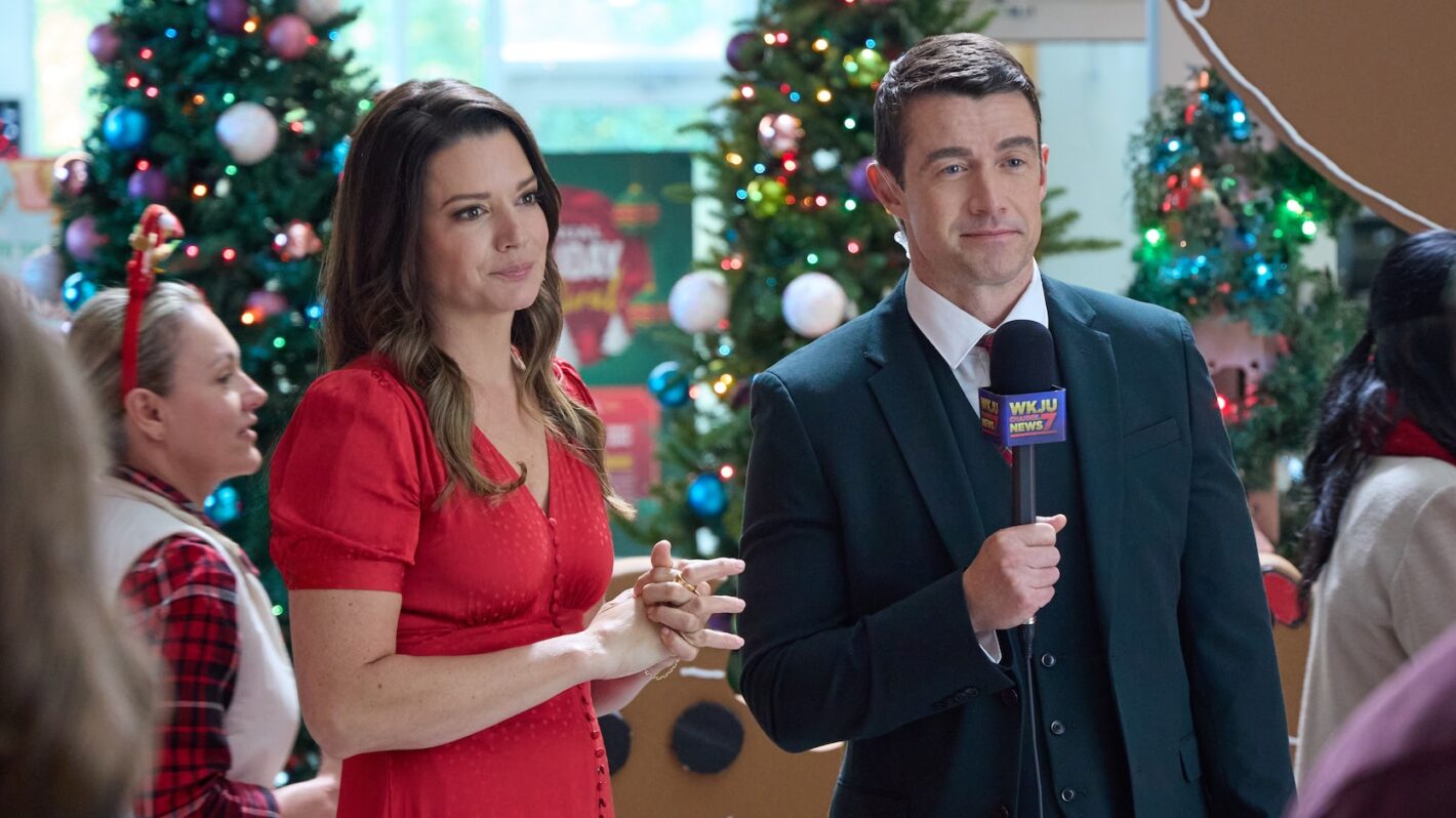 Kimberley Sustad, Robert Buckley in 'Merry Christmas, Ted Cooper!'