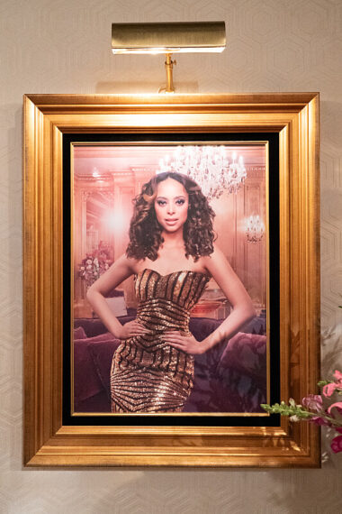 “Welcome to the Walk of Roses” – Calvin receives an unexpected honor that sparks mixed emotions, while Malcolm’s ghostwriting gig takes a wild turn after a viral outburst from his celebrity client, on THE NEIGHBORHOOD, Monday, Nov. 17 (8:00-8:30 PM, ET/PT) on the CBS Television Network, and streaming on Paramount+ (live and on-demand for Paramount+ Premium plan subscribers, or on-demand for Paramount+ Essential subscribers the day after the episode airs)*. Pictured: Amber West as Mercedes. Photo: Monty Brinton/CBS ©2025 CBS Broadcasting, Inc. All Rights Reserved.