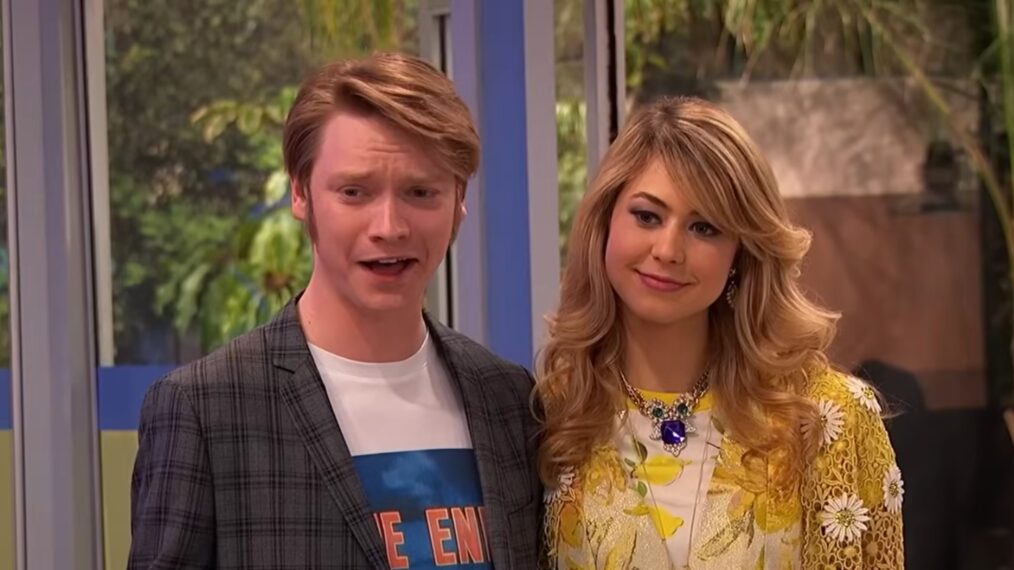 Calum Worthy and Hannah Kat Jones as Dez and Carrie in 'Austin & Ally'