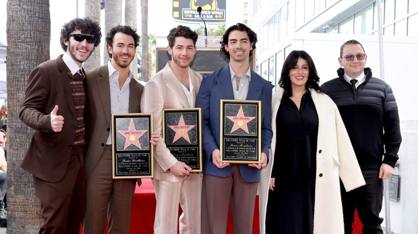 Frankie Jonas, Kevin Jonas, Nick Jonas, Joe Jonas, Denise Miller-Jonas, and Paul Kevin Jonas Sr.