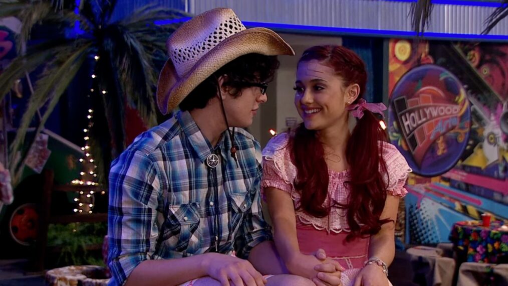 Ariana Grande and Matt Bennett as Cat and Robbie in 'Victorious'