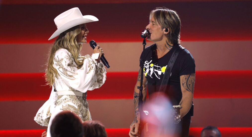 NASHVILLE, TENNESSEE - NOVEMBER 19: EDITORIAL USE ONLY (L-R) Lainey Wilson and Keith Urban perform onstage during the 59th Annual CMA Awards at Bridgestone Arena on November 19, 2025 in Nashville, Tennessee. (Photo by Jason Kempin/Getty Images)