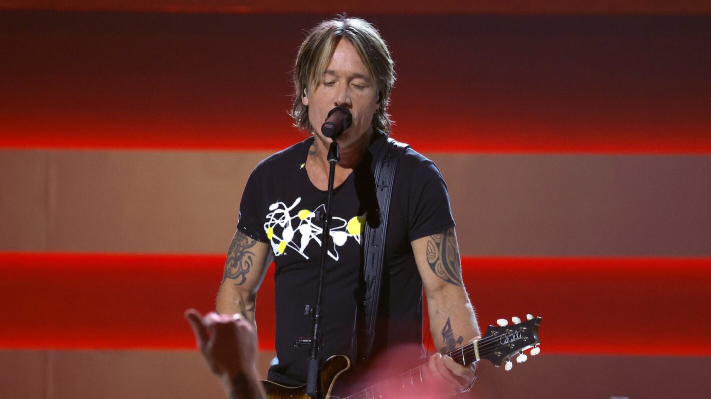 CMA Awards: Keith Urban Makes First Major Appearance After Nicole Kidman Split — Fans React