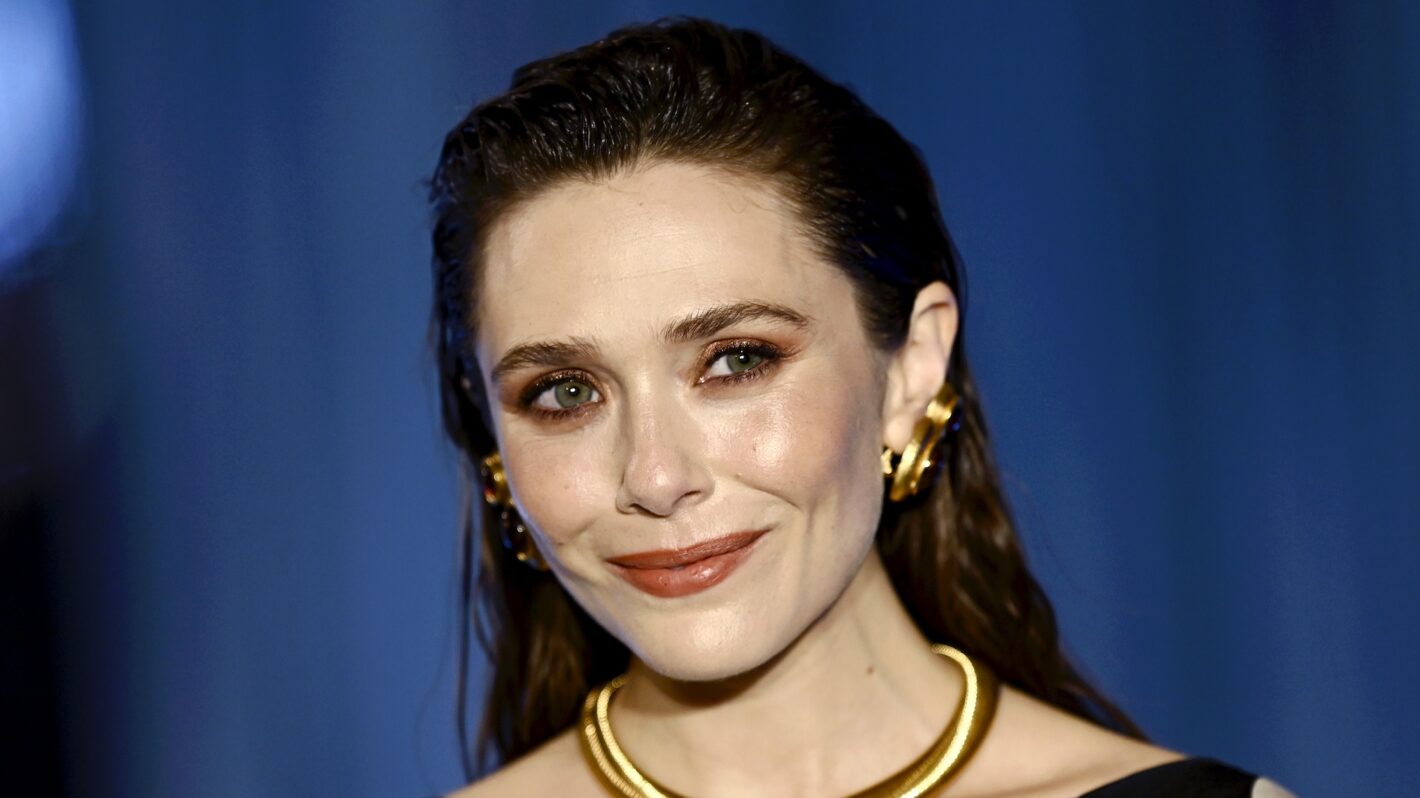 Elizabeth Olsen Says Growing Up in the Shadow of Sisters Mary-Kate & Ashley Was 'Chaotic'