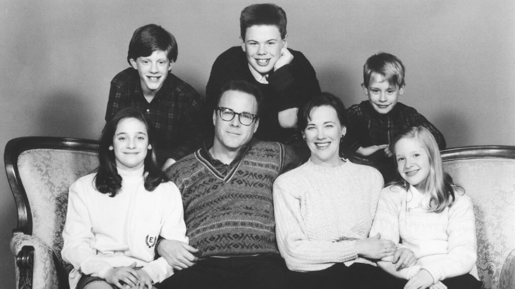 HOME ALONE, clockwise from bottom left: Hillary Wolf, Michael Maronna, Devin Ratray, Macaulay Culkin, Angela Goethals, Catherine O'Hara, John Heard, 1990.