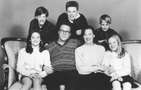 HOME ALONE, clockwise from bottom left: Hillary Wolf, Michael Maronna, Devin Ratray, Macaulay Culkin, Angela Goethals, Catherine O'Hara, John Heard, 1990.